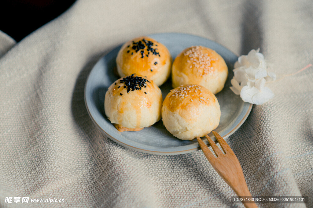 美味中式点心摆放在盘上