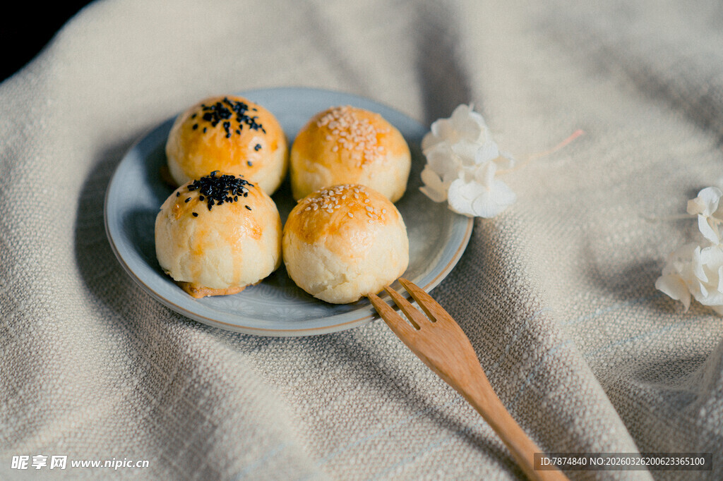 美味蛋黄酥摆放在餐盘上