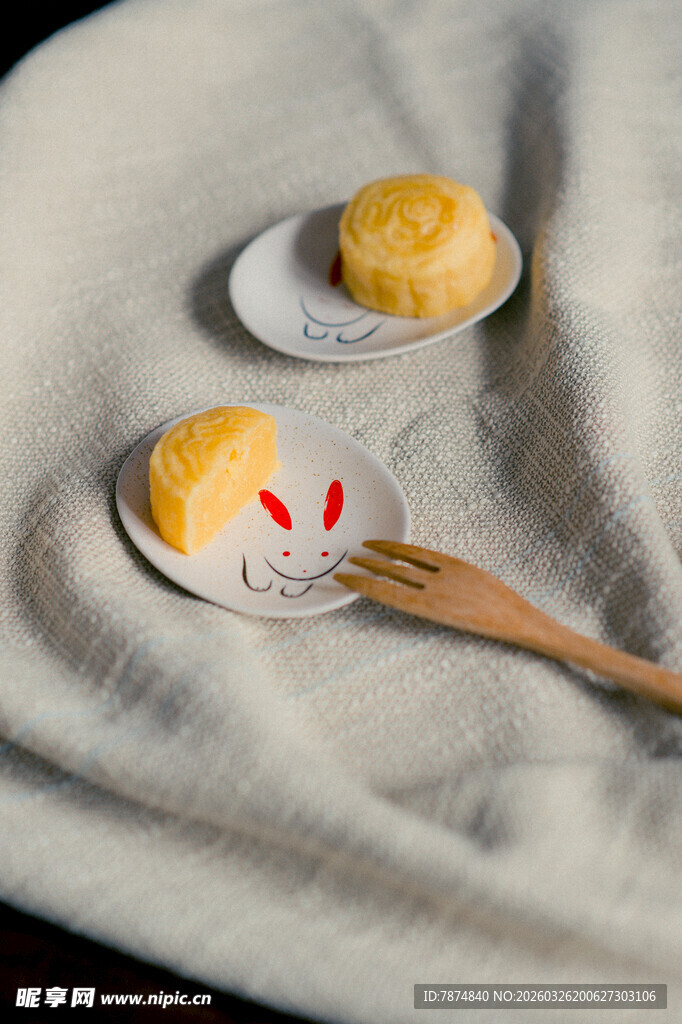 精致点心搭配木质餐具