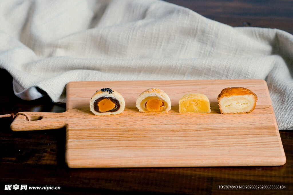 木制砧板上的多样甜点