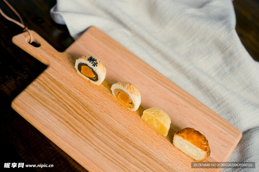 木板上的美味甜点