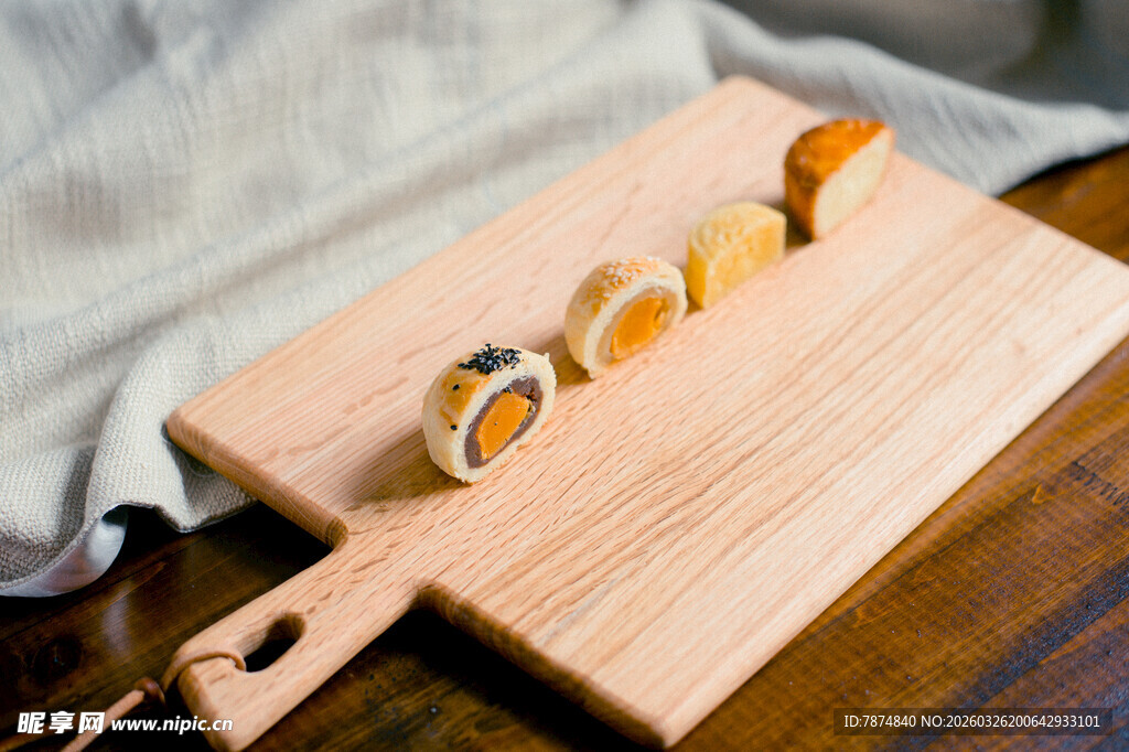 木制砧板上的美味糕点