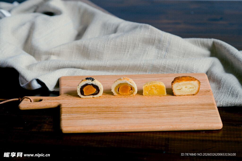 木制砧板上的甜点