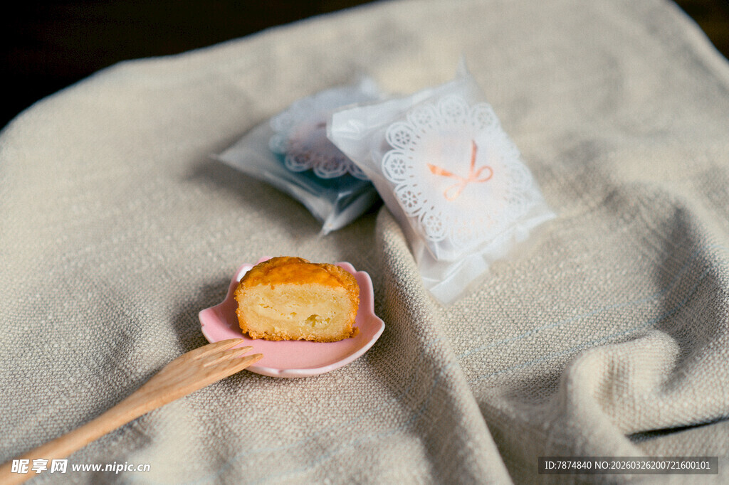 美味糕点与古风餐具展示