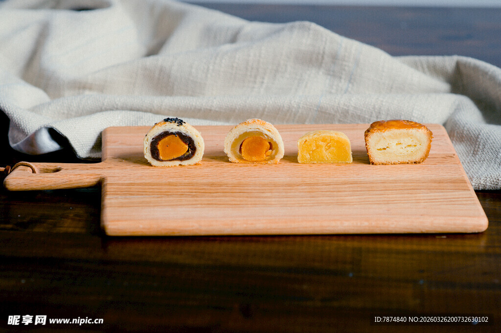 木制砧板上的多样面包切片