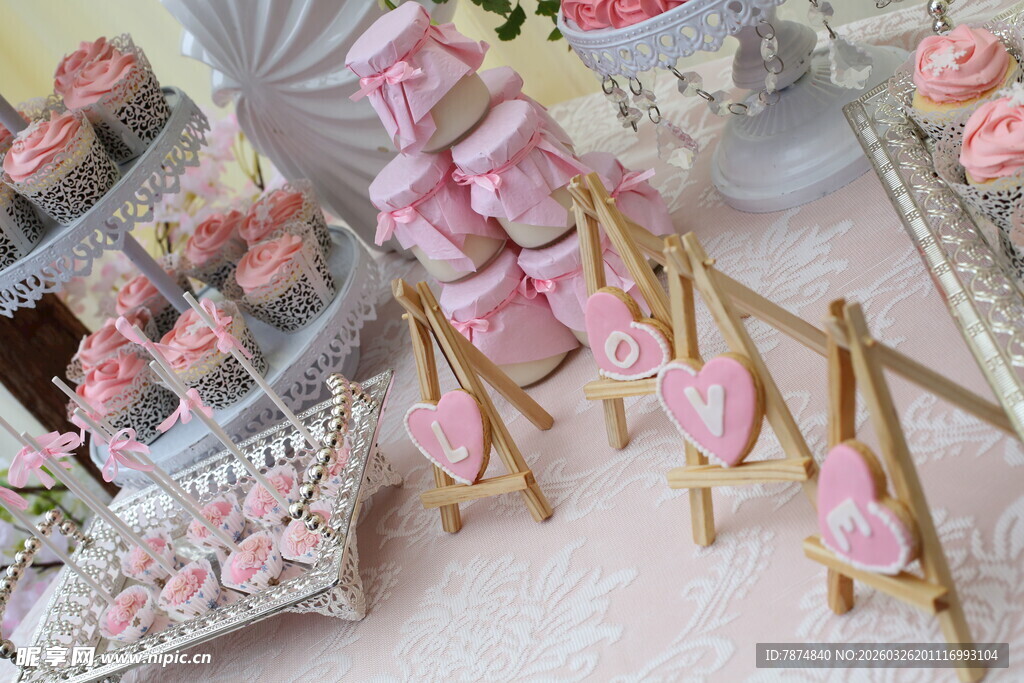 精致粉色系甜品台布置