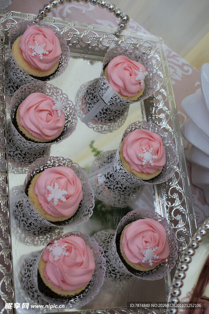 精致粉色纸杯蛋糕摆拍