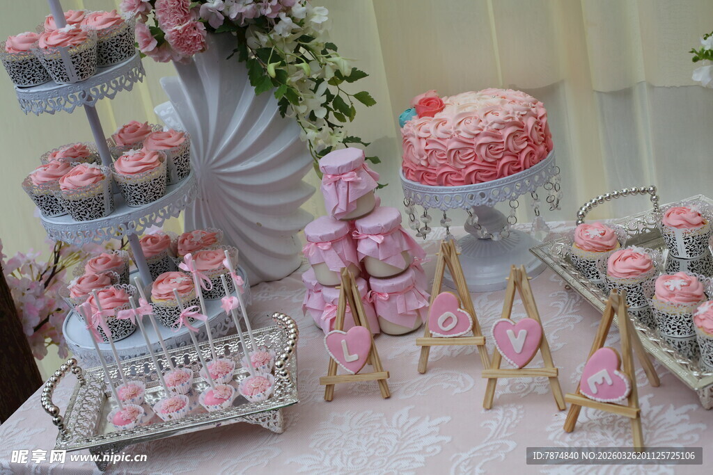 粉色系精美蛋糕装饰摆件