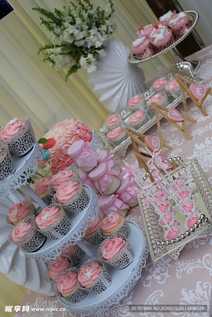 精致粉色系纸杯蛋糕陈列