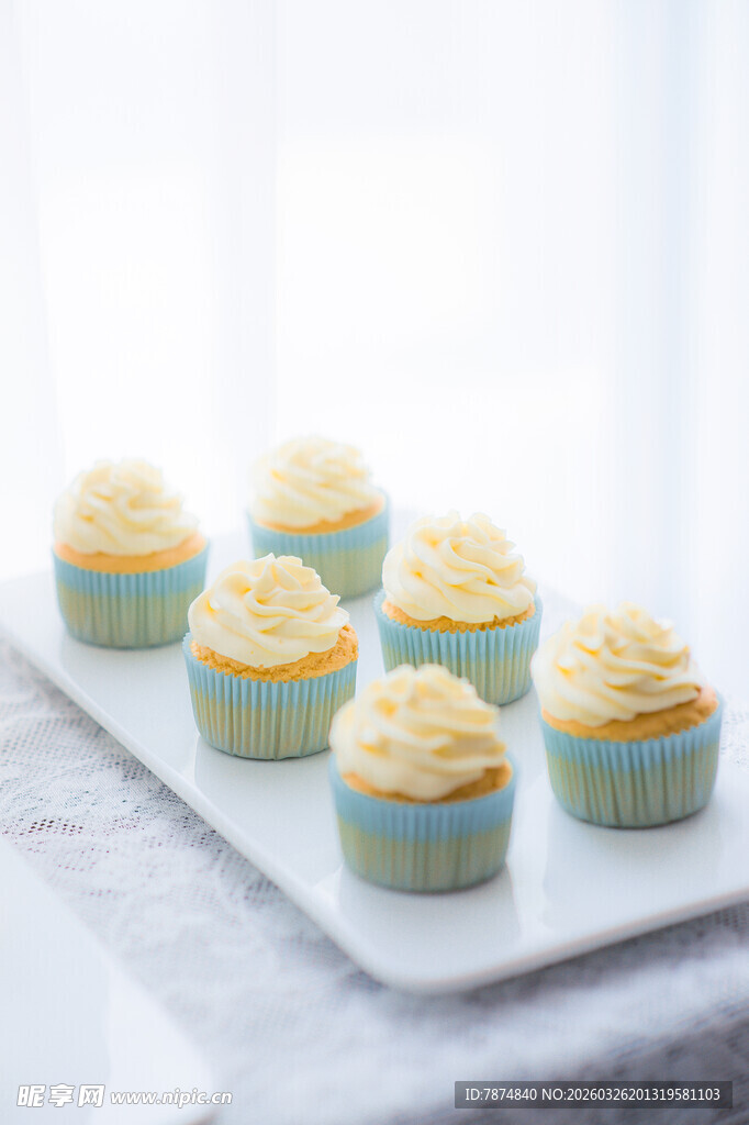 精致纸杯蛋糕摆放在盘上