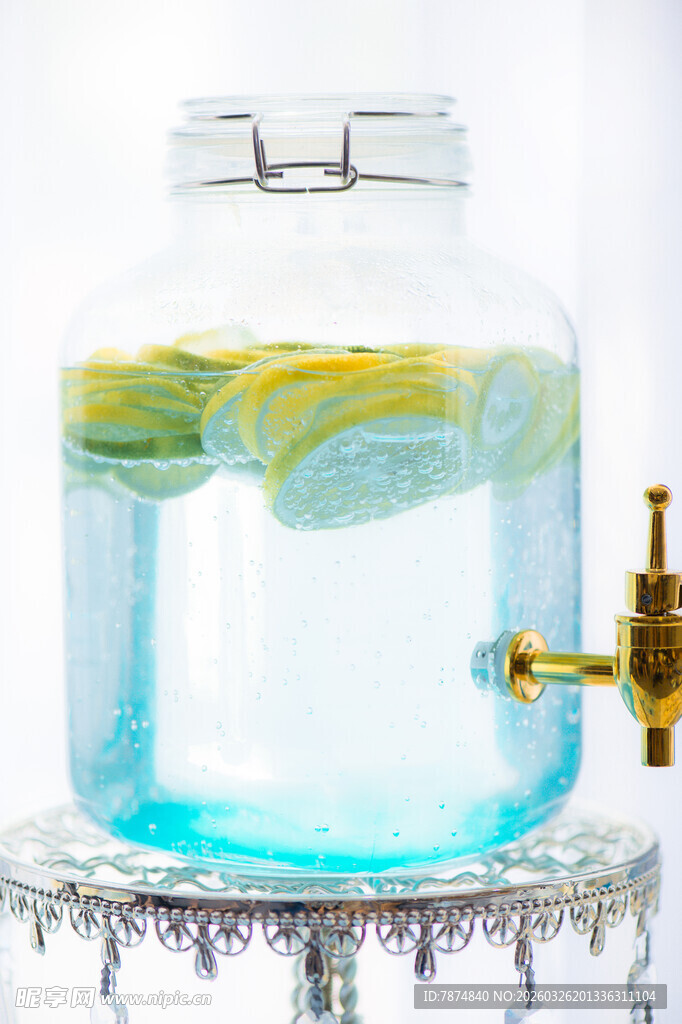 玻璃罐中的柠檬气泡水