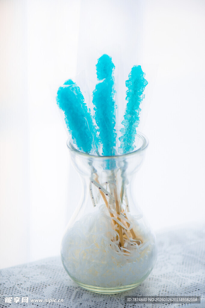 蓝色水晶糖棒插于玻璃花瓶