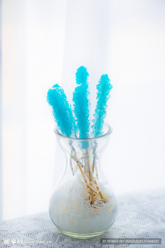 蓝色水晶摆件置于玻璃瓶中