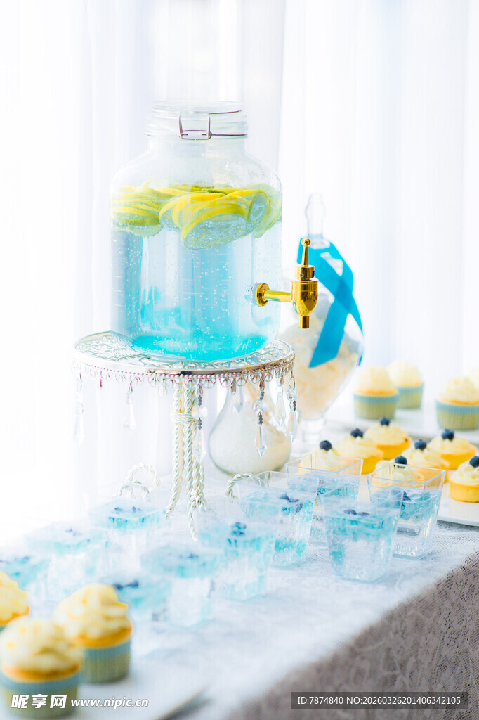 蓝色主题梦幻甜品桌布置