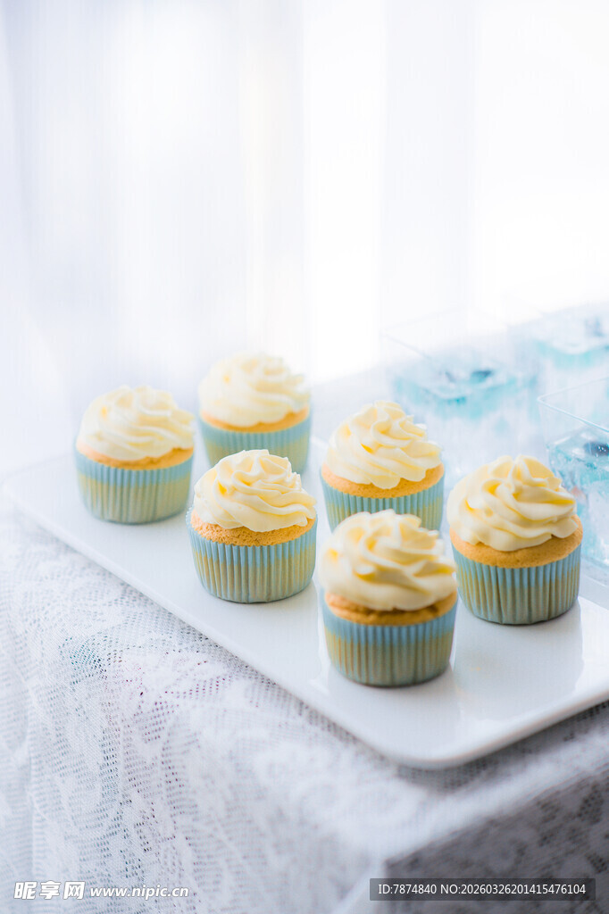精致纸杯蛋糕整齐摆放