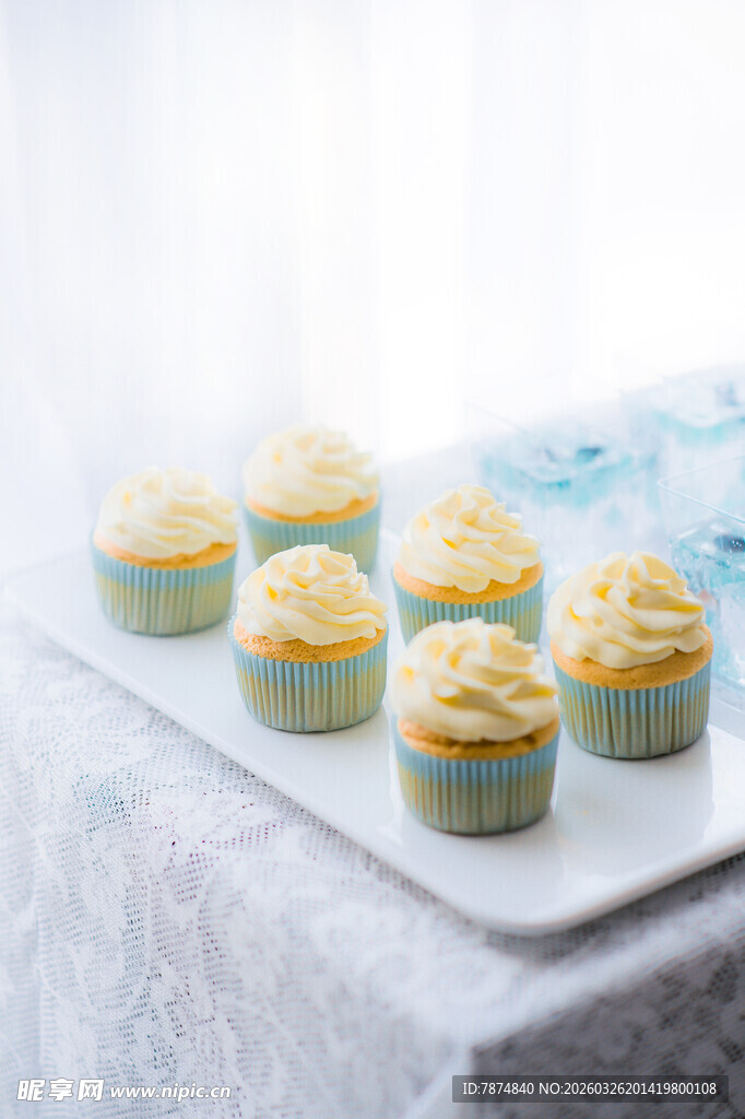 美味纸杯蛋糕整齐摆放