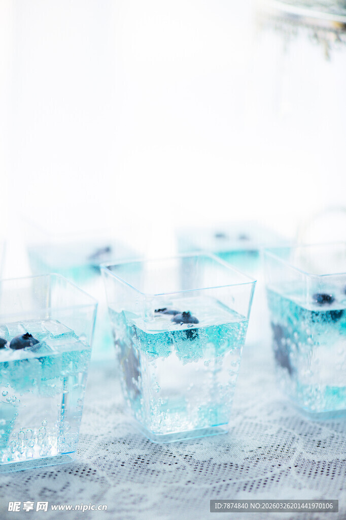 蓝色冰块中的蓝莓饮品