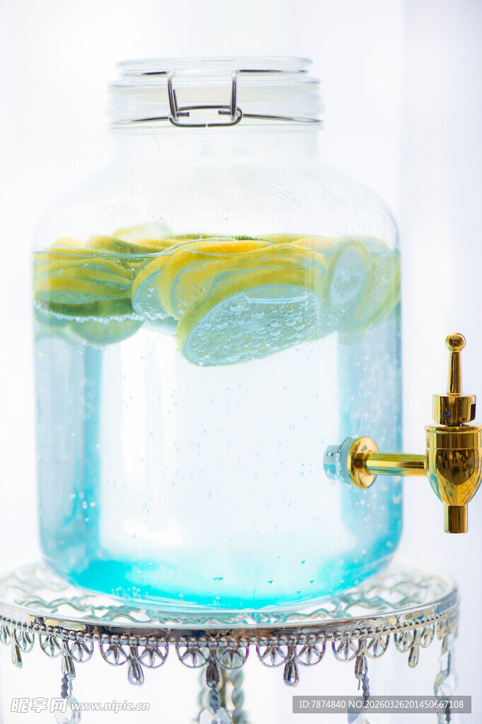 玻璃桶中的柠檬蓝色饮品