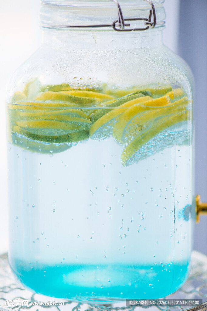 罐中渐变柠檬水