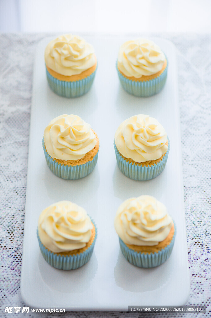 美味纸杯蛋糕整齐排列