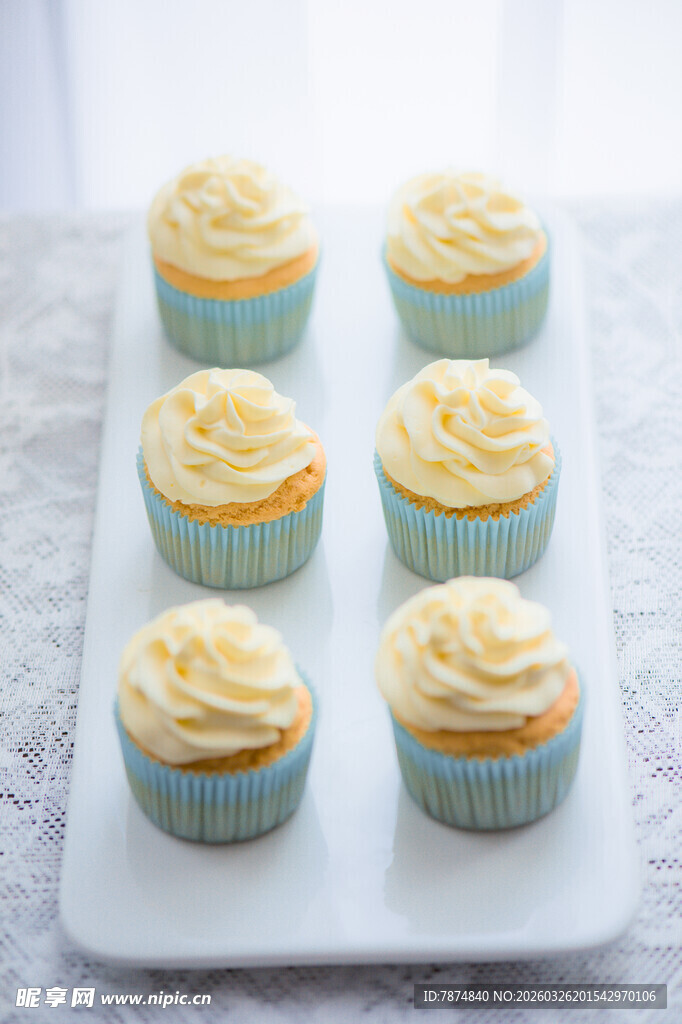 美味纸杯蛋糕整齐摆放