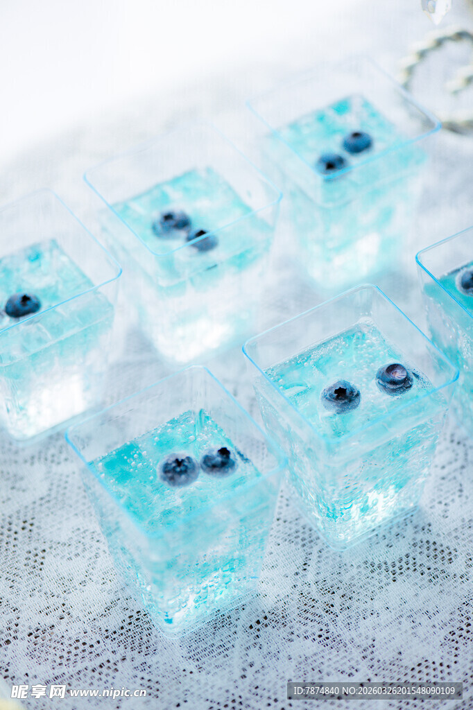 蓝色卡通冰块造型超可爱