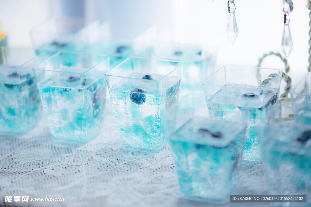 蓝色梦幻玻璃杯插花