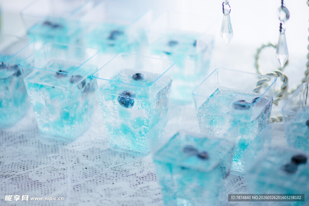 梦幻蓝调冰晶摆件