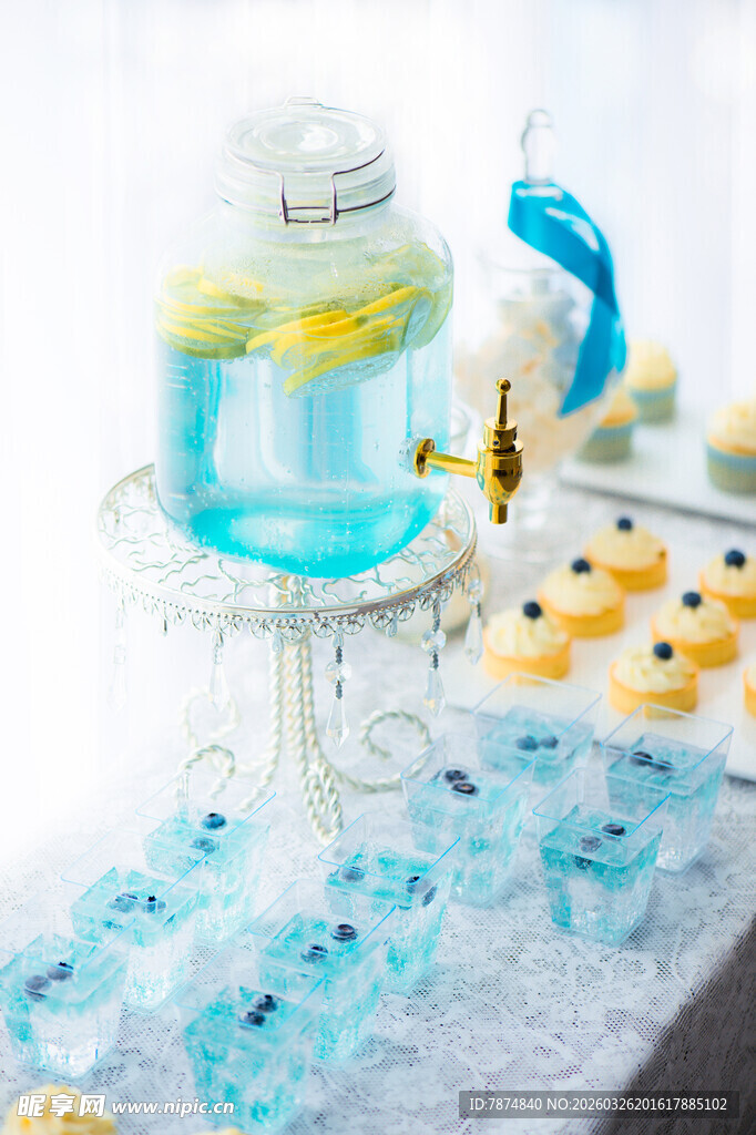 梦幻蓝色系甜品创意摆台