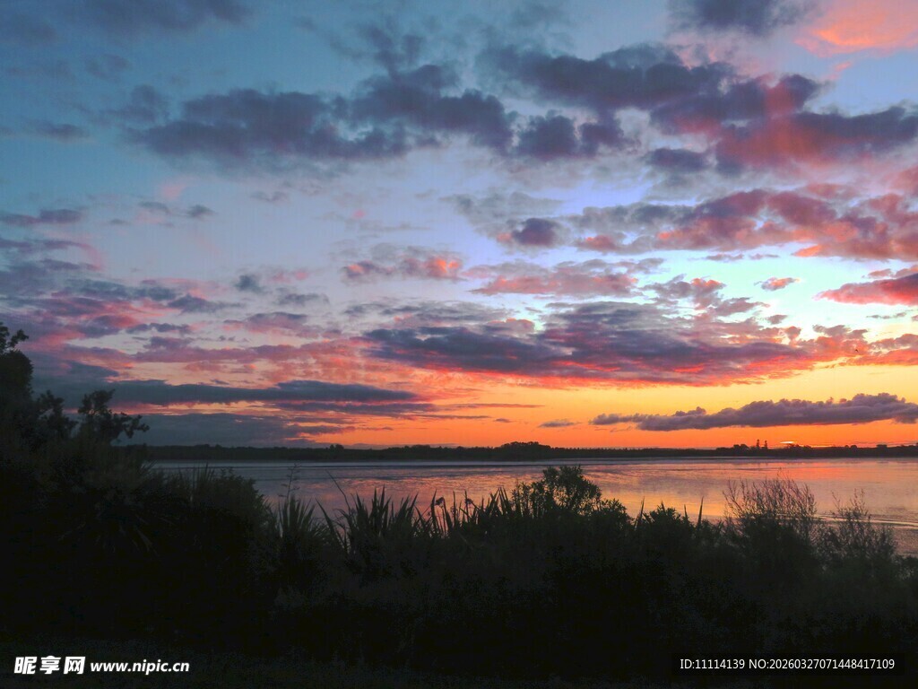 海滨绚丽晚霞美景