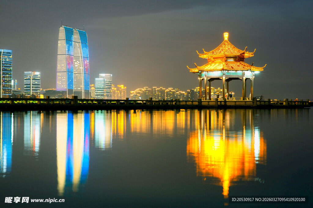 苏州金鸡湖湖心亭和东方之门夜景