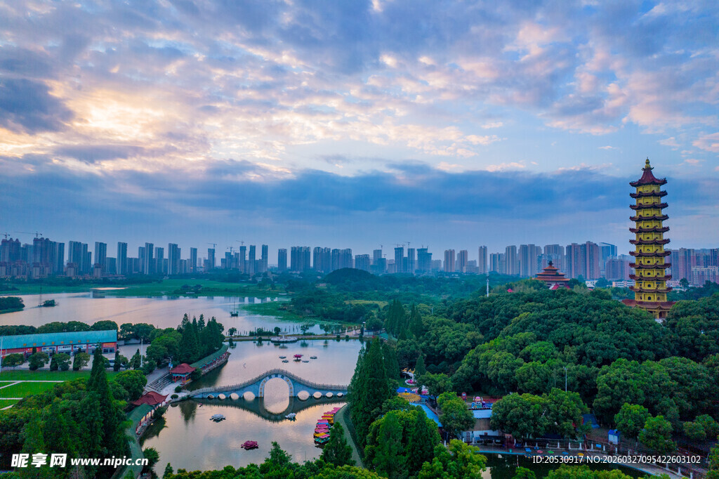鄂州莲花山日出朝霞