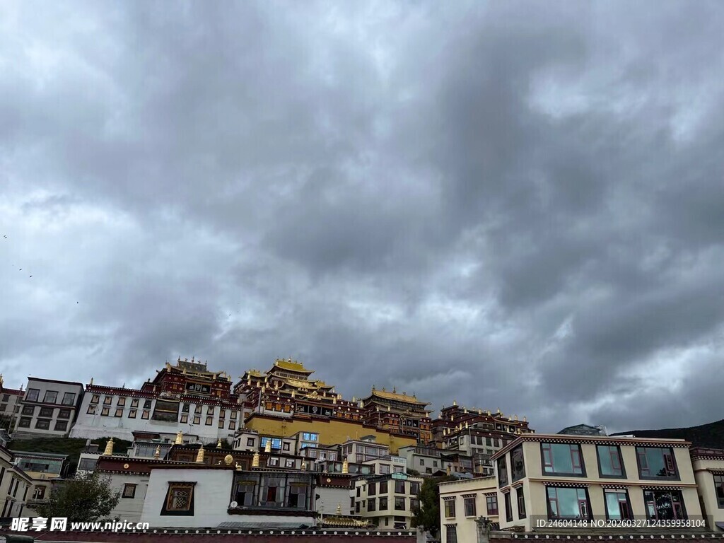 阴天下的宏伟藏式建筑群
