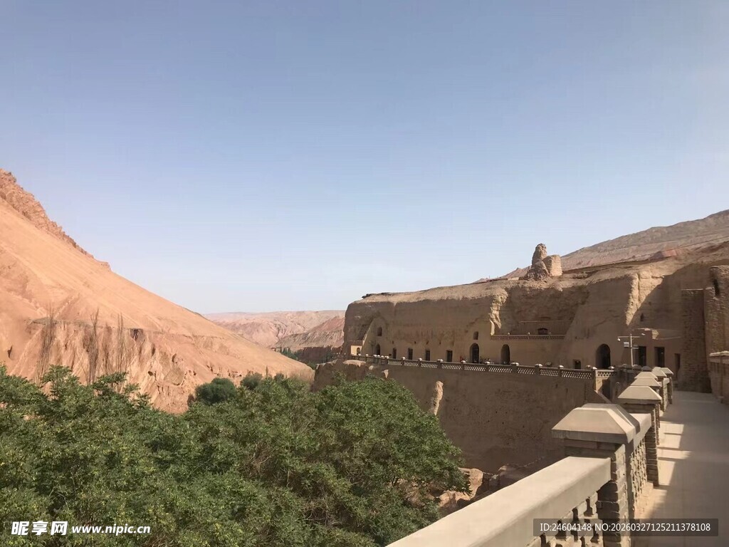 沙漠旁古老建筑与绿植景观