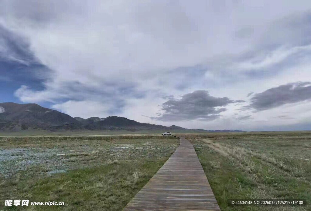 草原上的木栈道伸向远方