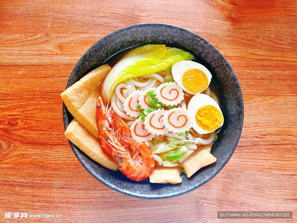 美味丰盛的特色拉面  鱼糕乌冬