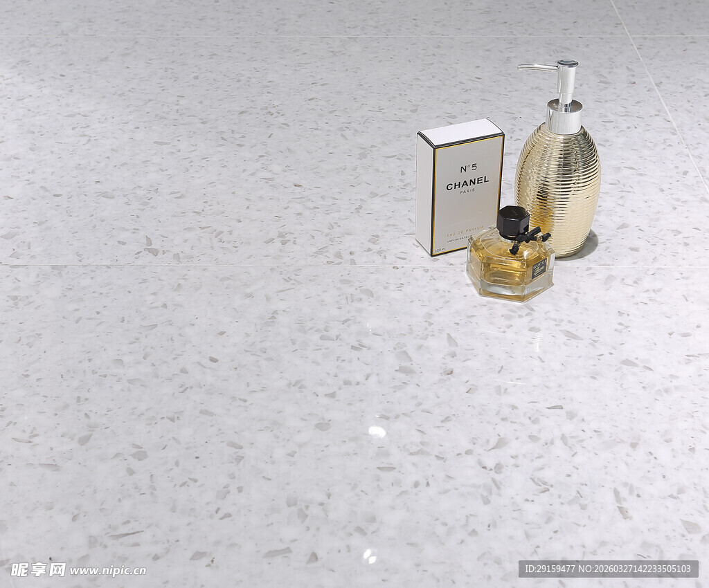 优雅香水瓶与包装盒展示