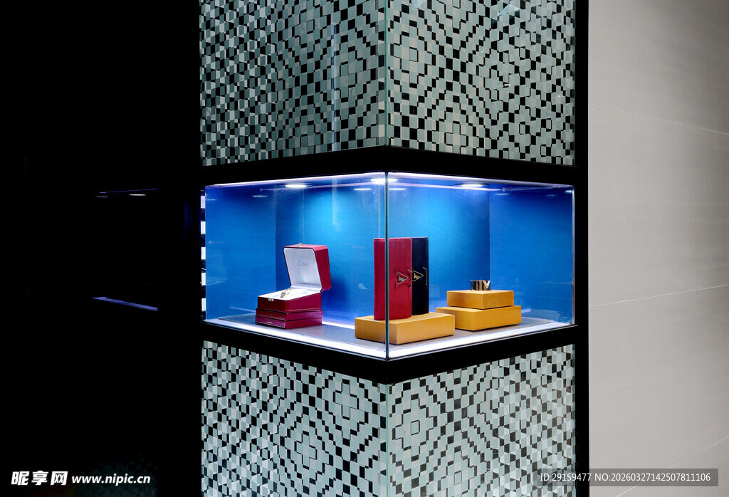 精致珠宝展示柜内陈列品