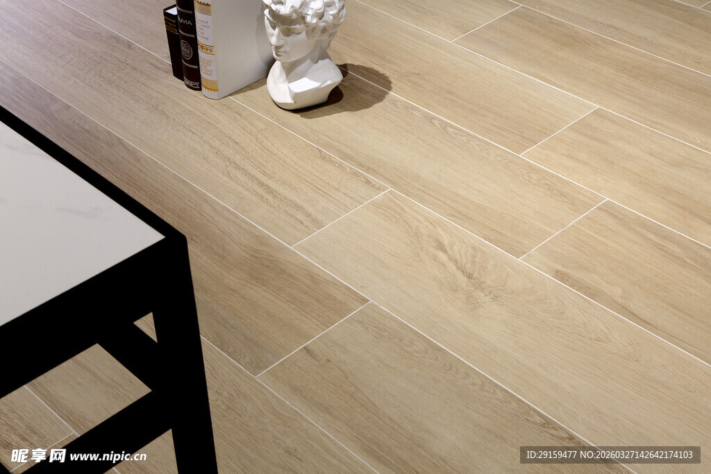 浅色木地板与简约摆件