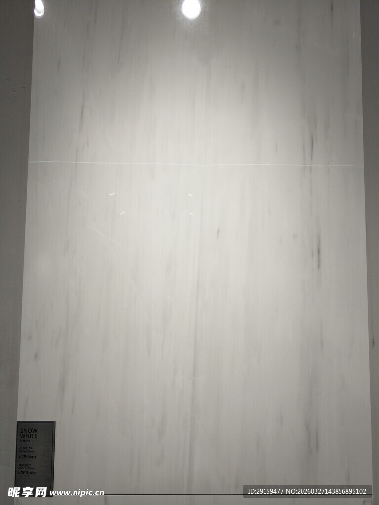 简约白色墙面室内一角