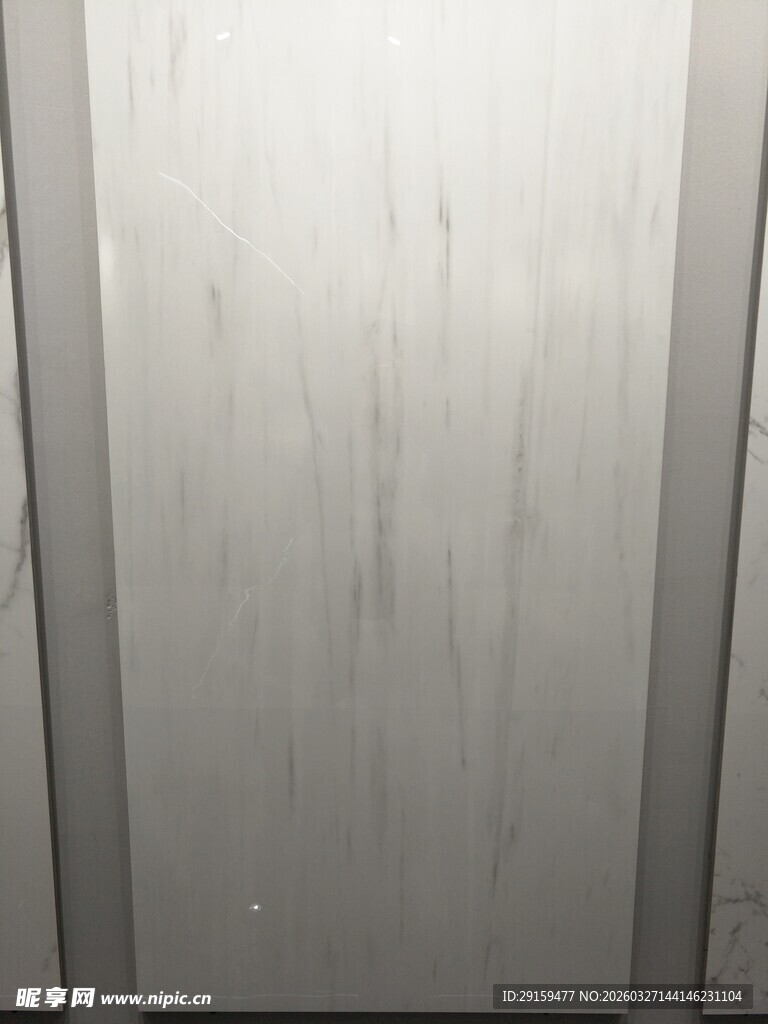 金属质感的条纹墙面