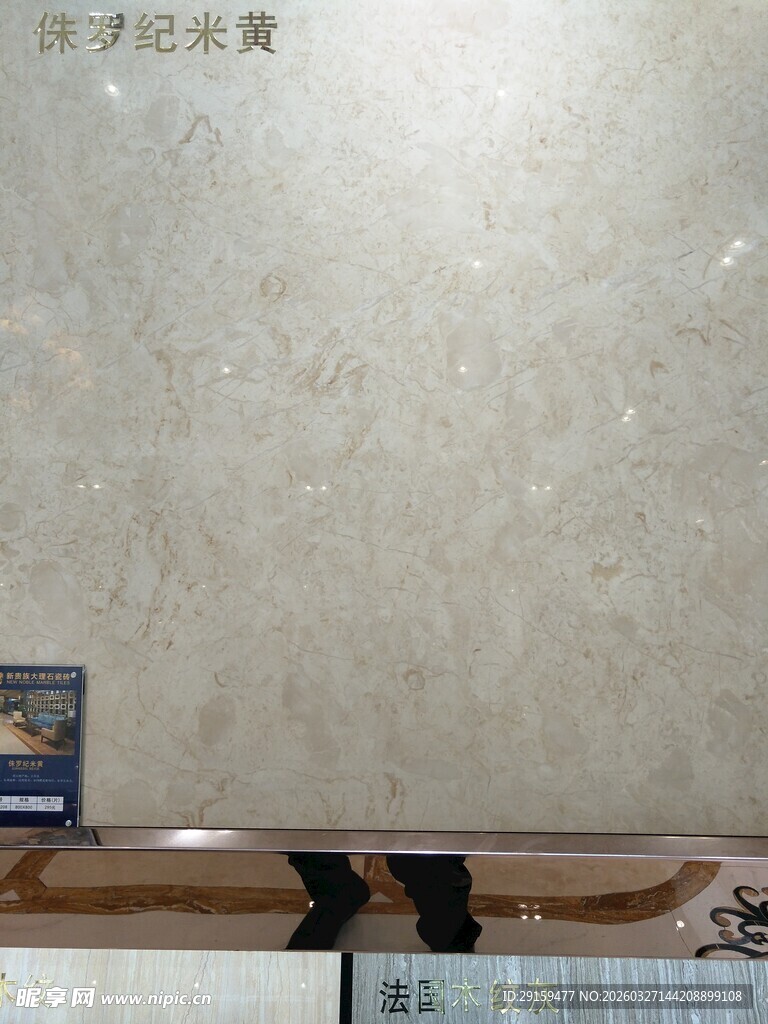 浅色墙面搭配木质踢脚线