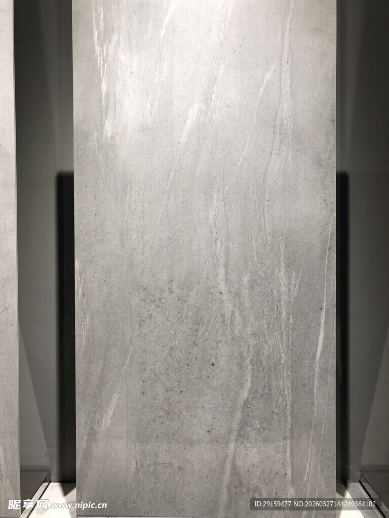 灰色纹理墙面电梯内部