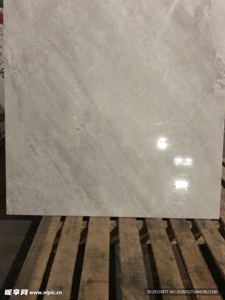 白色大理石板材置于木托盘上