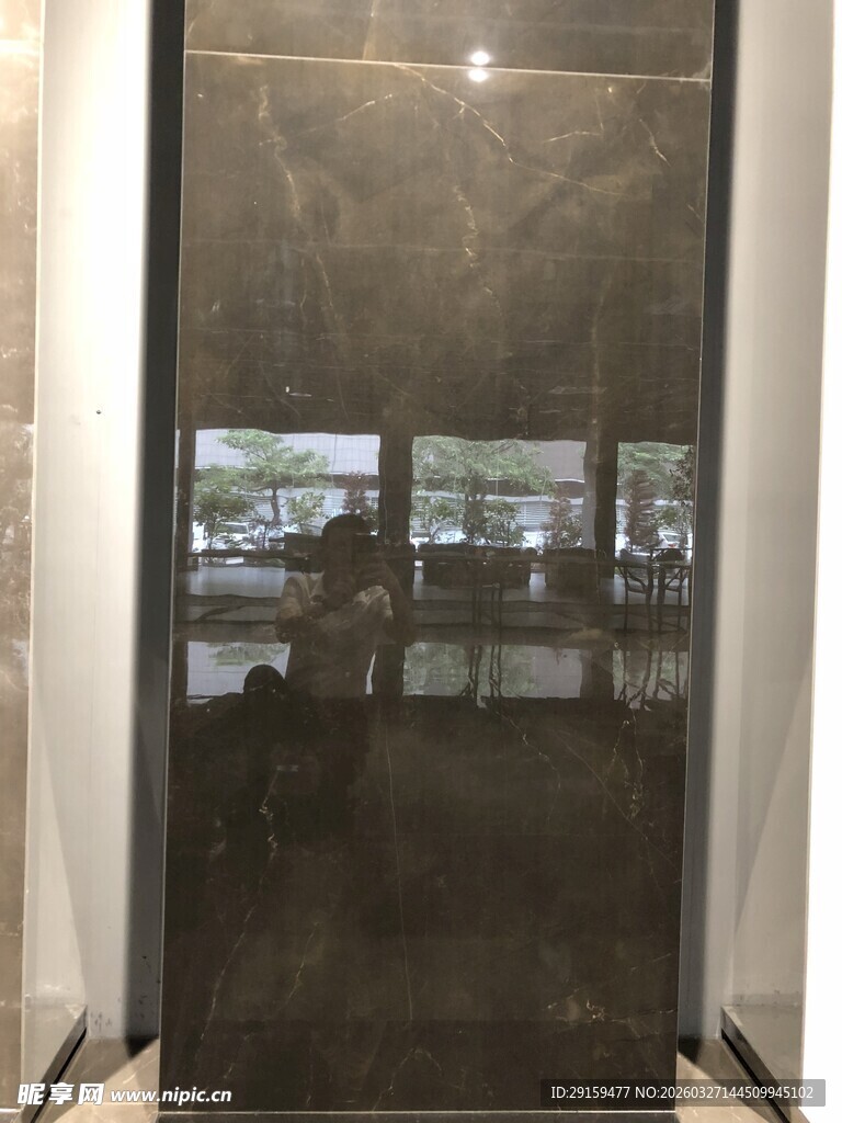 现代风格黑色玻璃隔断