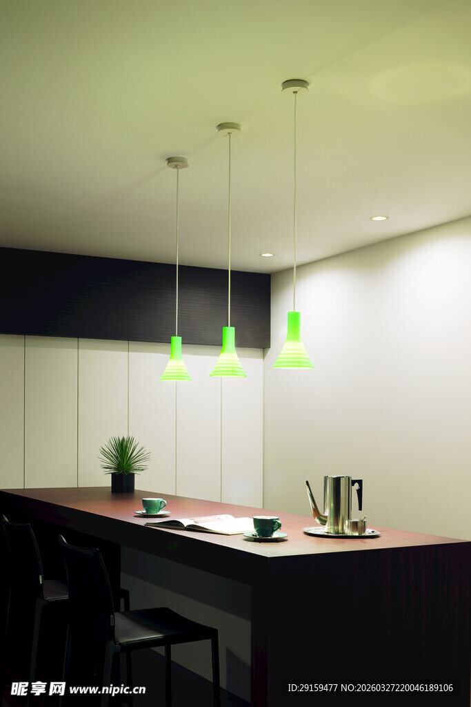 现代简约风格厨房吊灯场景
