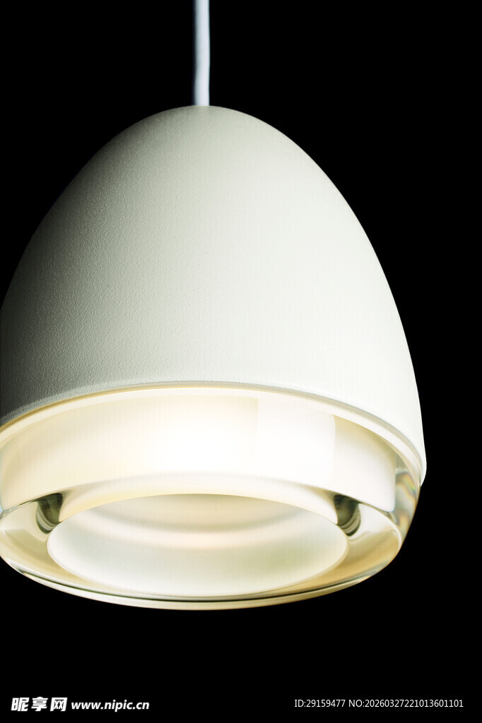 简约白色吊灯特写