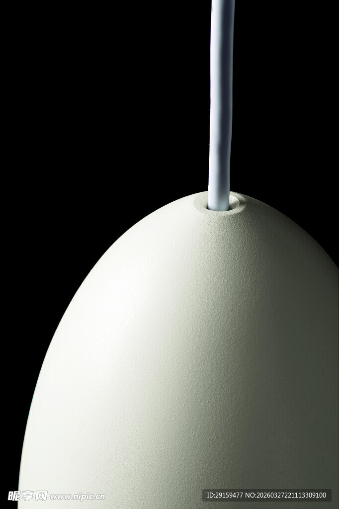 白色简约吊灯特写