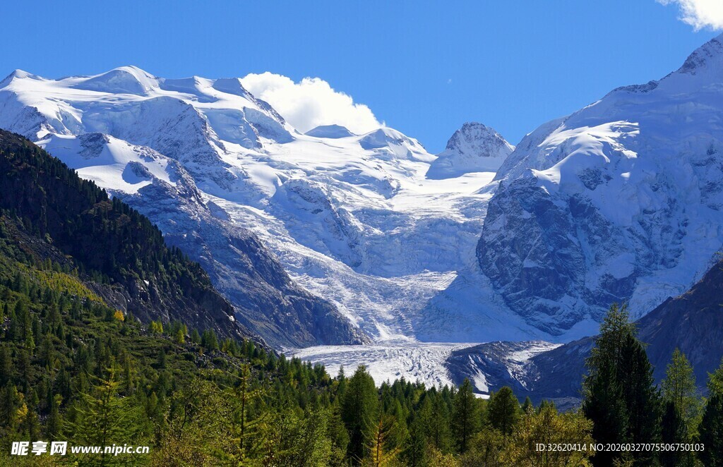 壮丽雪山与葱郁山林