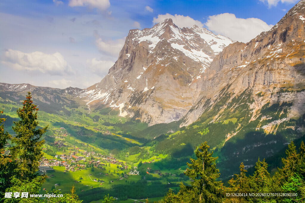 壮丽山景与葱郁山谷
